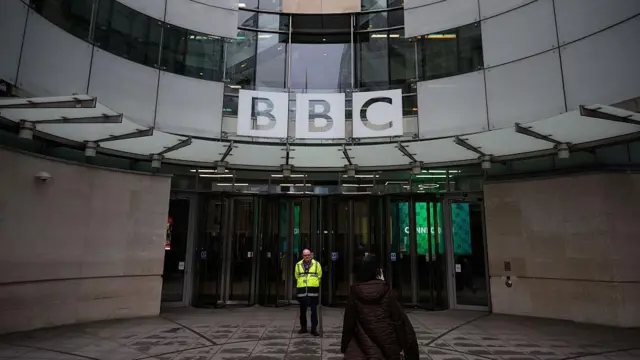 英国伦敦，BBC的标志出现在广播大楼入口上方。