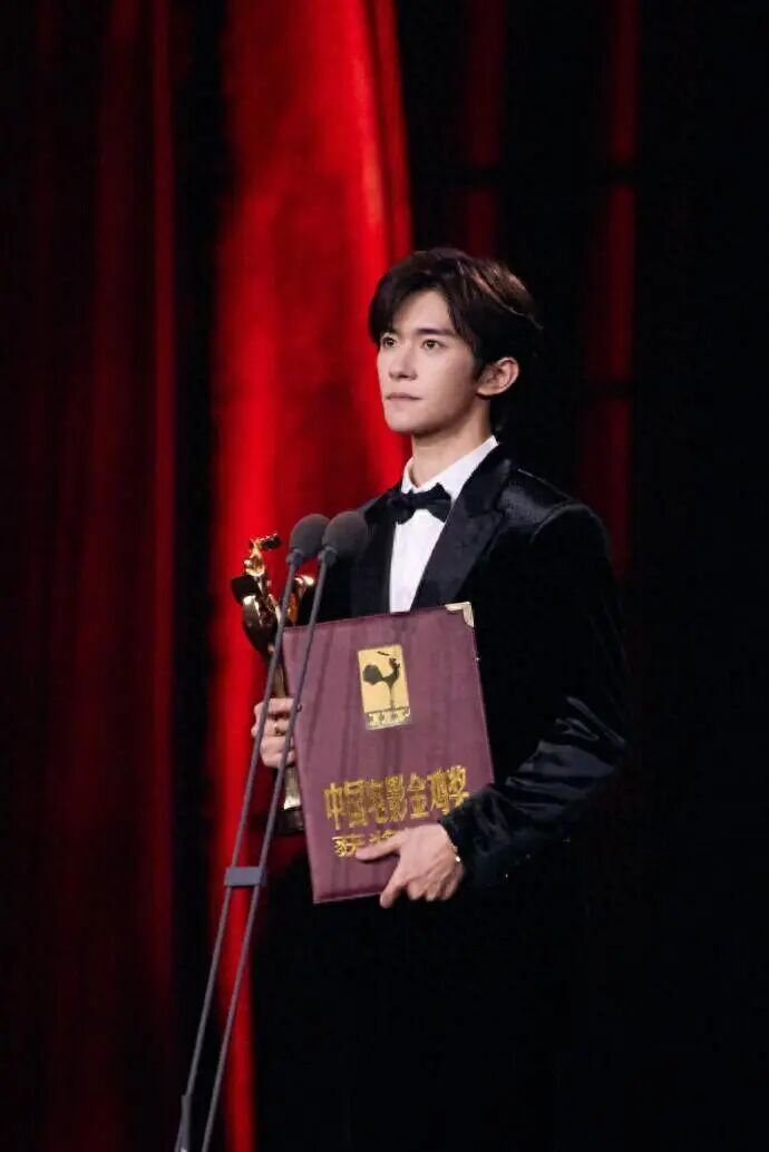 宋佳秒了55岁咏梅二封金鸡影后 评论区却吐槽声一片 争议大