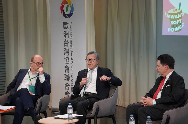 54届欧洲台湾协会联合会年会15日在巴黎举行，驻欧盟代表谢志伟（中）、法国参议员卡迪克（OlivierCadic，右）及前参议员卡托兰（Andre Gattolin，左）同场座谈。（中央社）