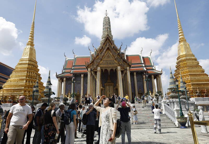 泰国今年以来的中国观光客锐减，但部分泰国人对此不以为意，甚至认为中国游客变少「其实挺好的」。（欧新社档案照）