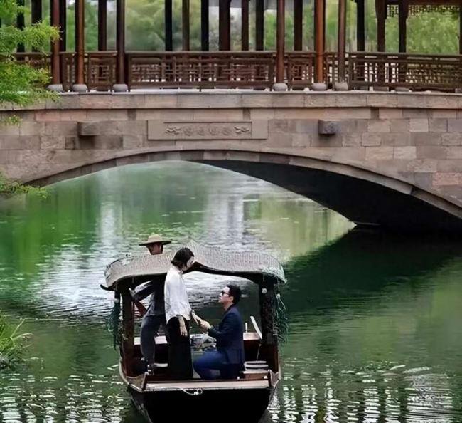 霍启仁玉龙雪山办婚礼 霍震霆朱玲玲现身