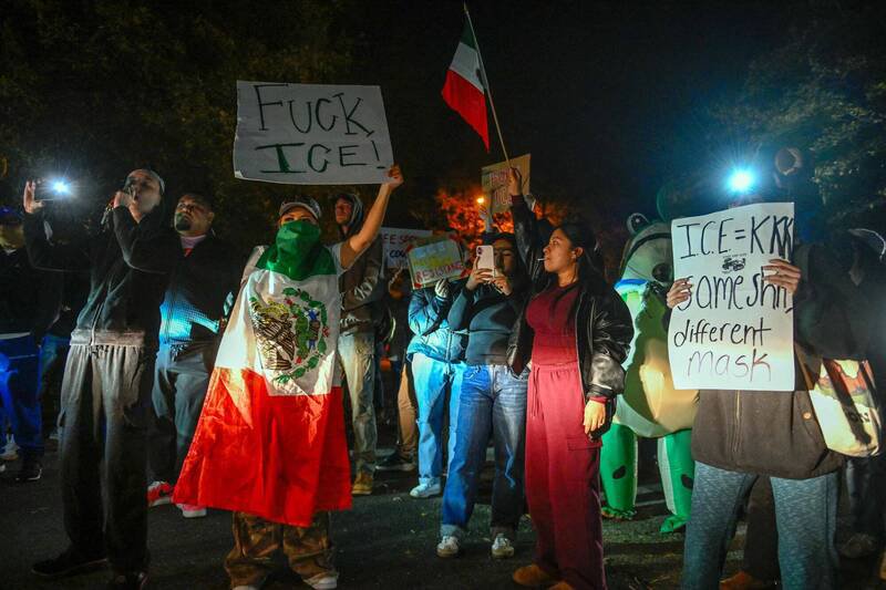 美国联邦探员在北卡罗来纳州夏洛特逮捕至少81名非法移民，这项逮捕行动引发许多民众抗议。（法新社）