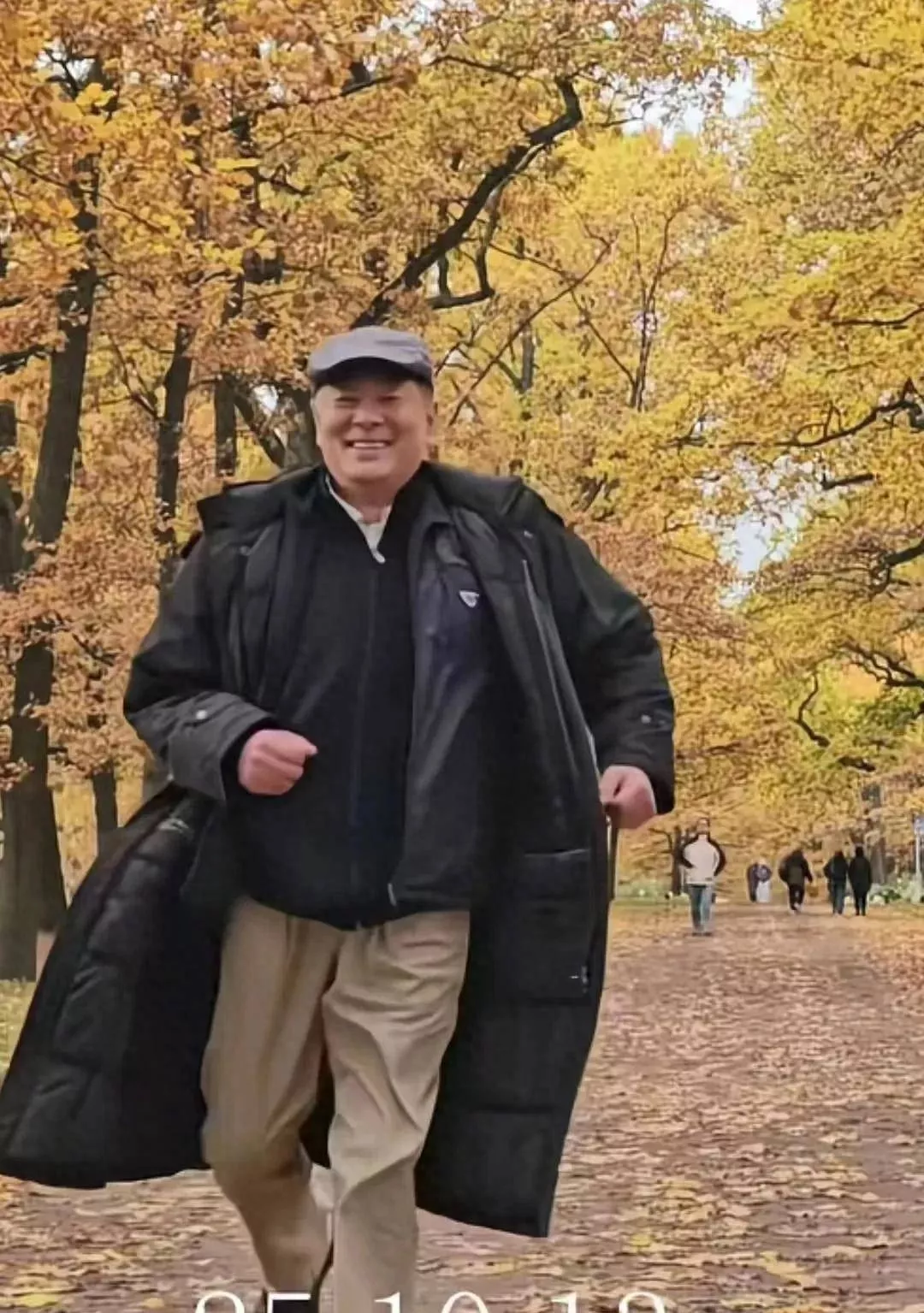 72岁濮存昕近照曝光,两鬓斑白奔跑迟缓老头样