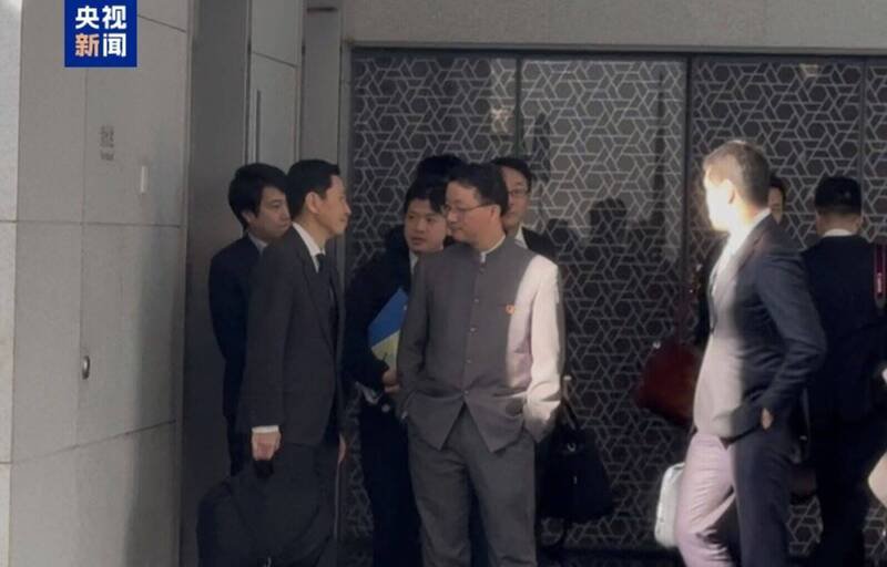 日本外务省亚洲大洋洲局局长金井正彰（左）18日赴北京，为日相高市早苗「台湾有事」言论灭火，会后，中国外交部亚洲司司长刘劲松（中）以「双手插口袋」的轻蔑姿态送客。（图翻摄自央视）