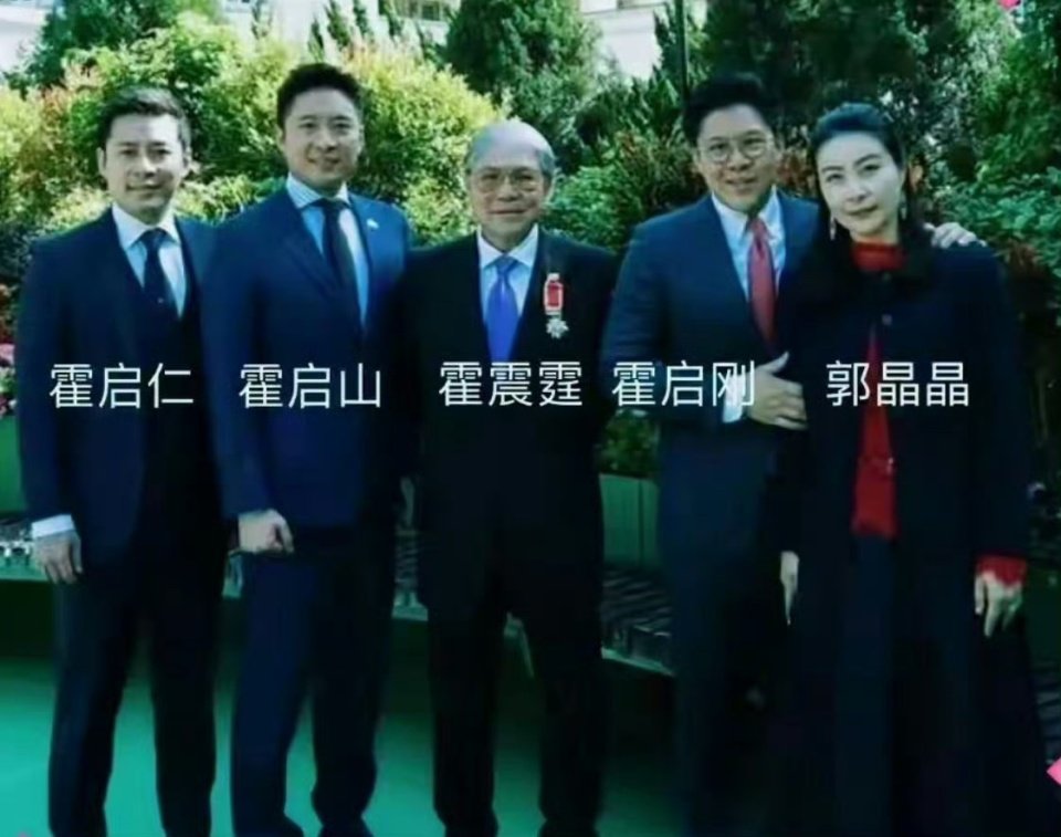 意外!郭晶晶缺席小叔子婚礼 霍启刚独自参加 霍震霆携前妻亮相