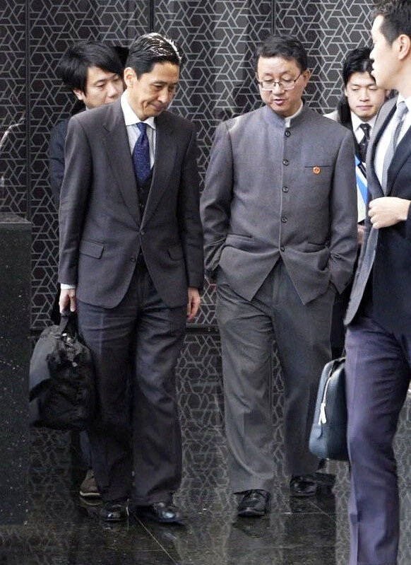 中国外交部亚洲司长刘劲松（左二）今天与日本外务省亚洲大洋洲局长金井正彰（左一）在北京展开磋商，结束后刘一边将双手插在裤袋里，一边与金井正彰作最后交谈。（路透）