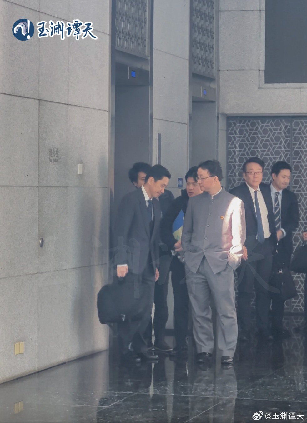 畫面左前方男子為金井正彰,右方為劉勁松。玉淵譚天發布照片及影片,形容為「日本官員低頭聽中方講話」。(玉淵譚天)