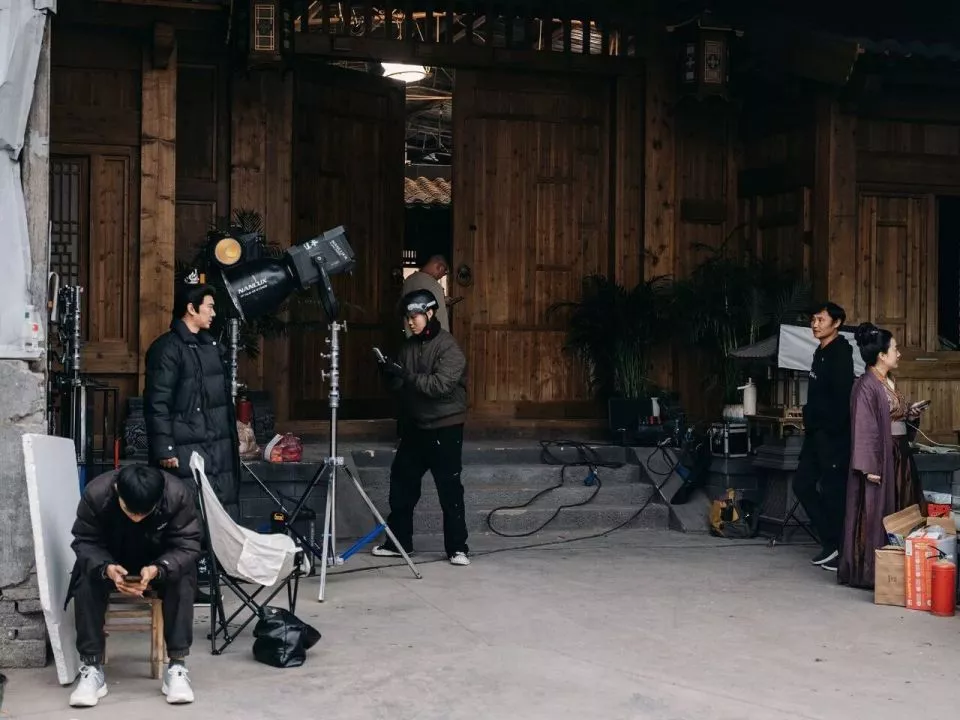 为挣50块，没戏拍的00后演员晚上跑外卖