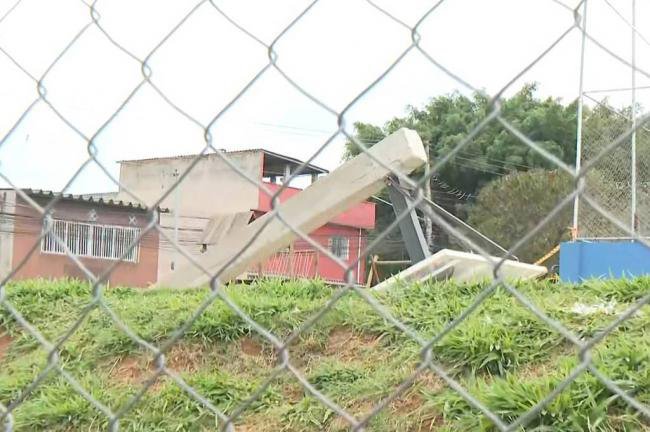 17岁少年跳跃灌篮    当场惨死  警方封锁现场