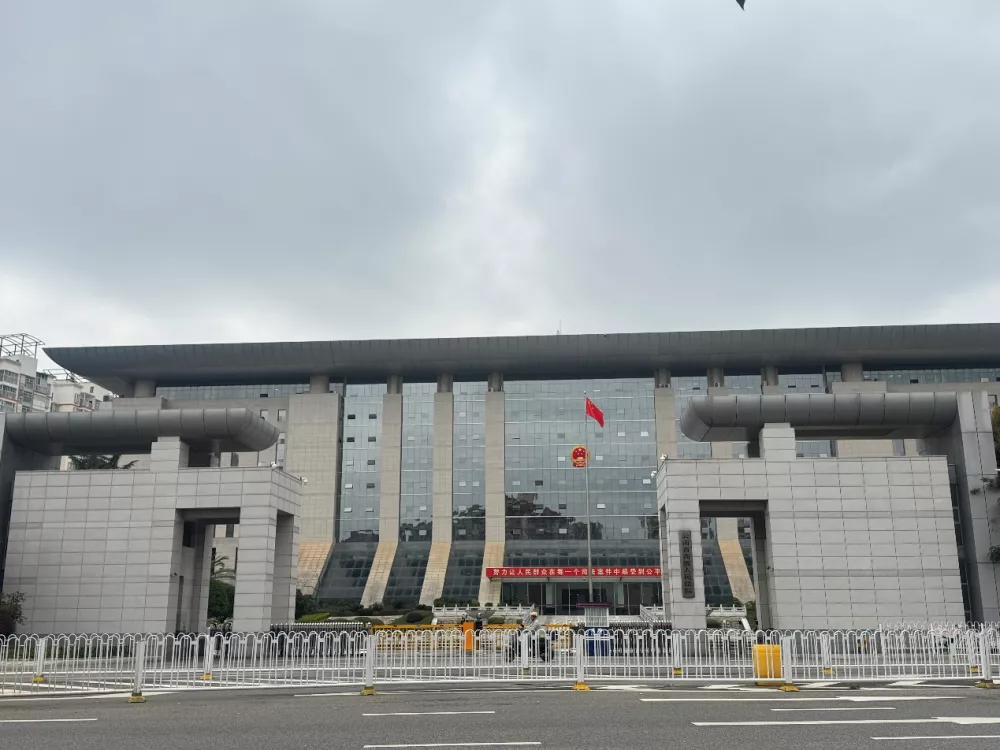 强奸大嫂出狱后刺死见义勇为者，他潜逃近20年被抓