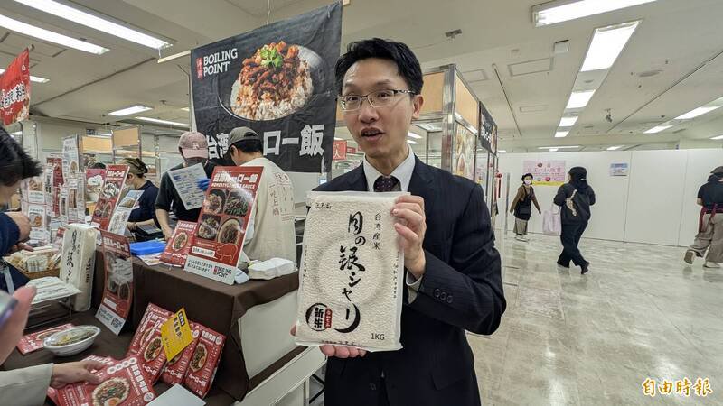京王台湾夜市策展人林太一介绍来自浊水溪上游的台湾米。（驻日特派员林翠仪摄）