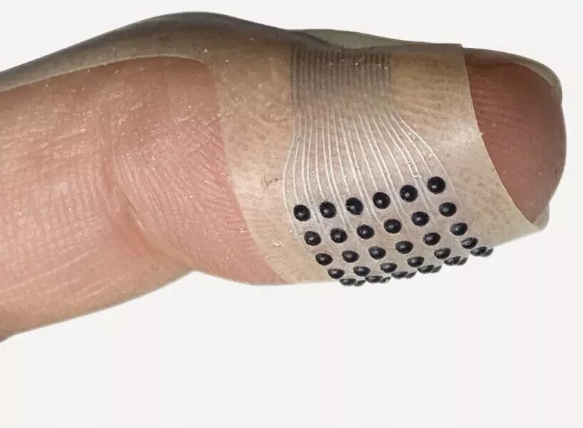 给手指套一片塑料，就能让你摸到屏幕里的人？