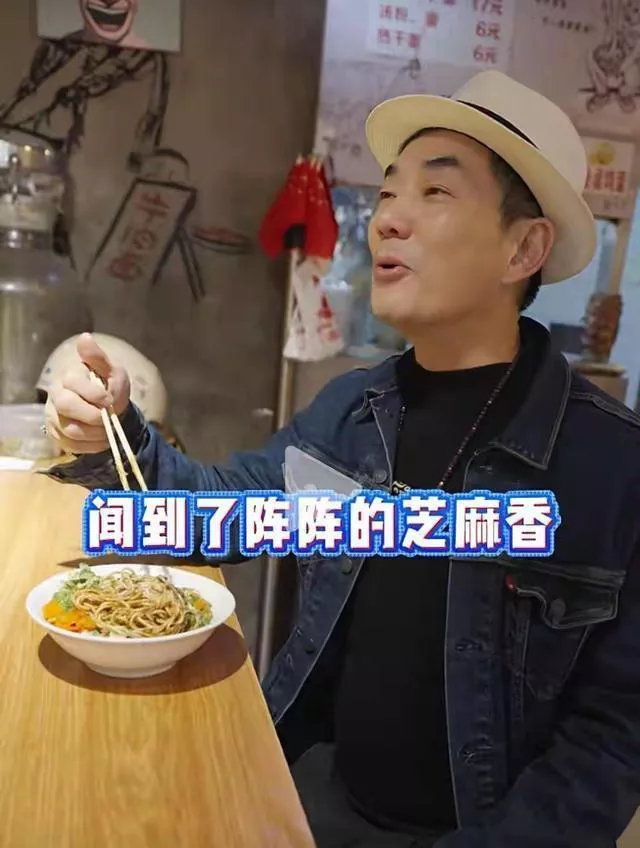 59岁任贤齐返乡祭祖,邻里热议围观