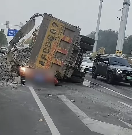 山东烟台一渣土车侧翻压死女老师，遇难者家属回应