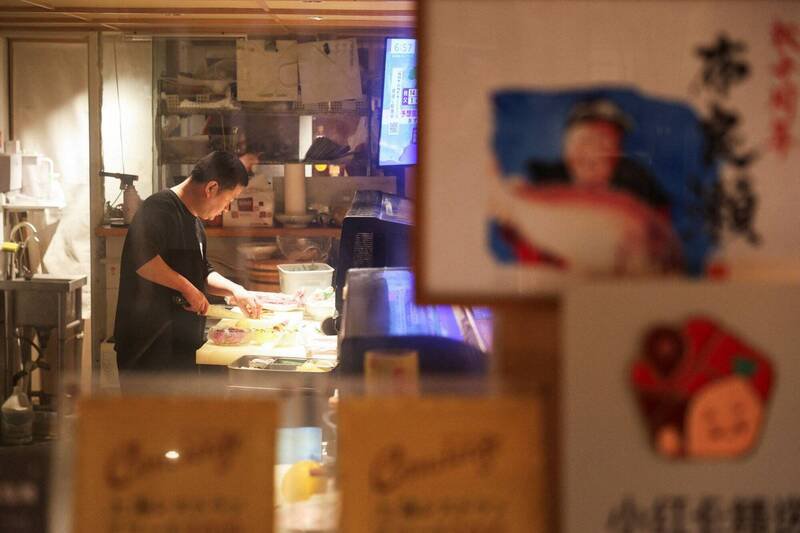 中日关系紧张造成的影响层面不断扩大，在北京与上海经营日本料理店的部分业者都表示，餐厅订位出现取消的情况。中国外交部发言人日前公开表示，在目前形势下，日本水产品不会有市场。这波抵制浪潮有可能进一步扩大。示意图。（路透）
