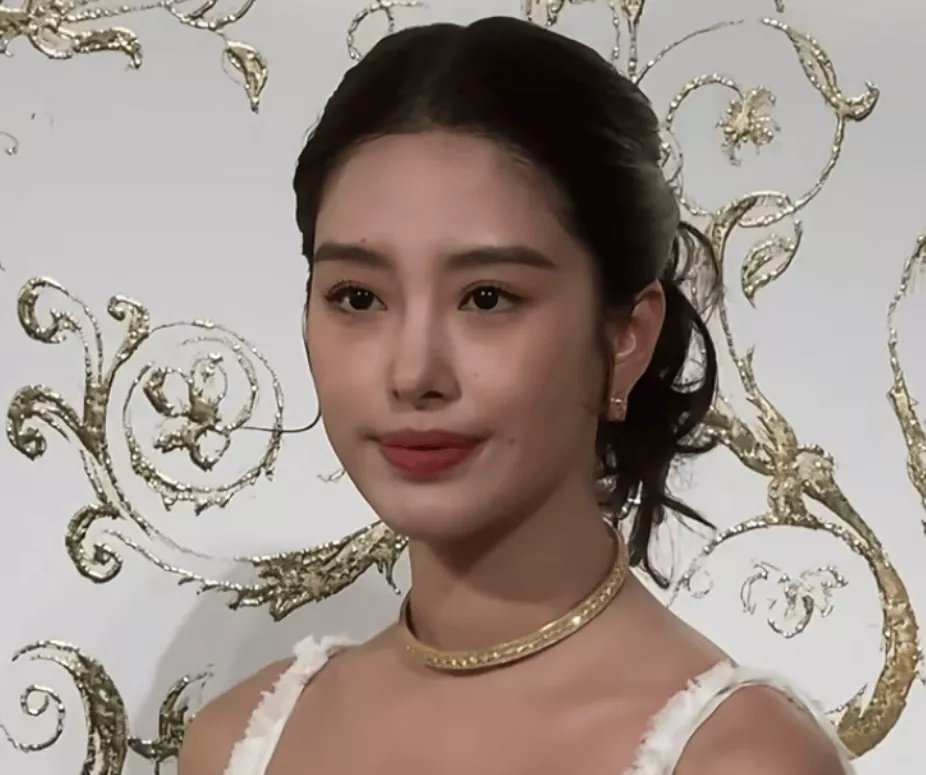 杨采钰被质疑缺钱了,嫁豪门生娃还要频繁站台