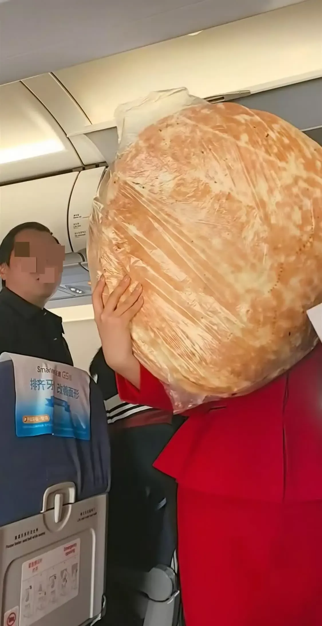 男子带车轮大新疆馕乘机被围观 空姐托举帮塞行李架