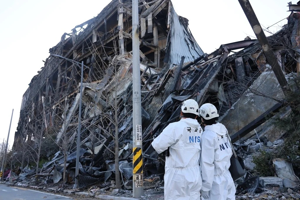 当地时间2025年11月21日，韩国忠清南道天安市，国立科学搜查研究院的工作人员在现场进行调查。视觉中国 图