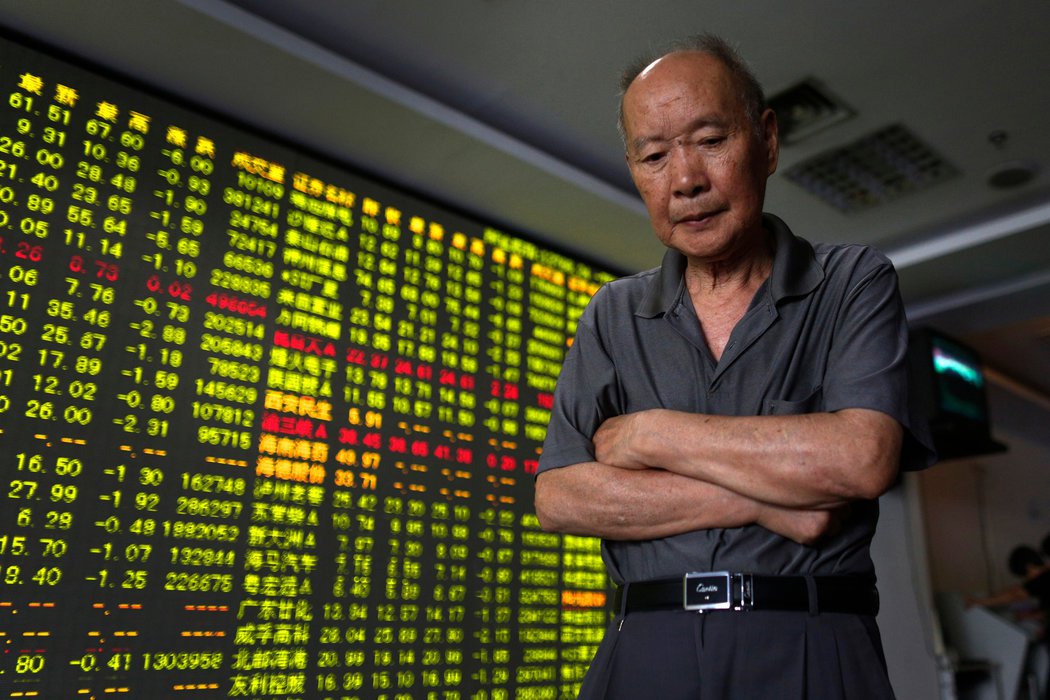 周一，杭州一间证券交易营业厅内的大屏幕显示着股市大跳水。