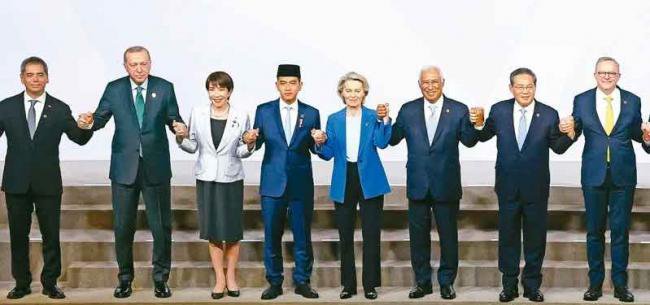 中间隔着3人 李强和她在媒体面前无任何互动 中间隔着3人 李强和她在媒体面前无任何互动