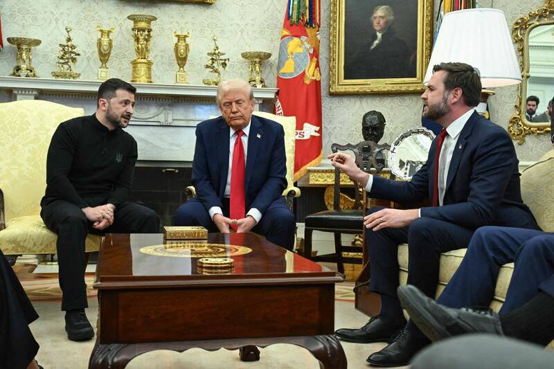 乌克兰总统泽伦斯基（左起）、美国总统川普和副总统范斯，今年2月在白宫会晤。（法新社档案照）