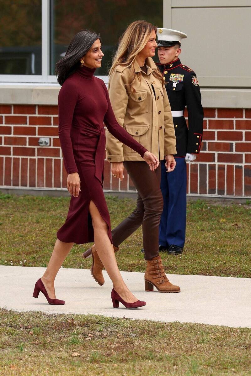 这张美国第一夫人梅兰妮亚与第二夫人乌沙19日参访北卡军营的合照明显可见，梅兰妮亚（中）左手戴有戒指，但乌沙（左）却十指空空。（路透）