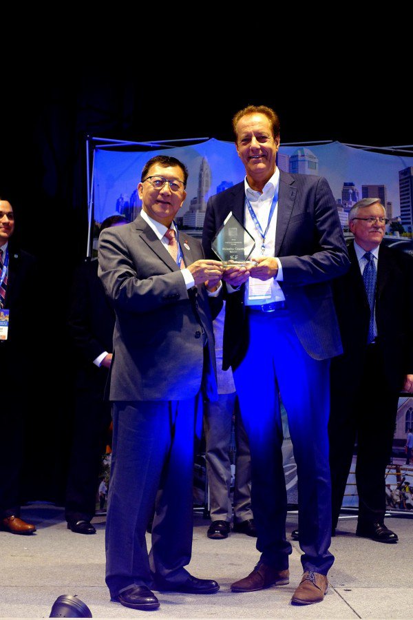 新竹县长邱镜淳（左）亲自赴美领奖。（图由新竹县政府提供）