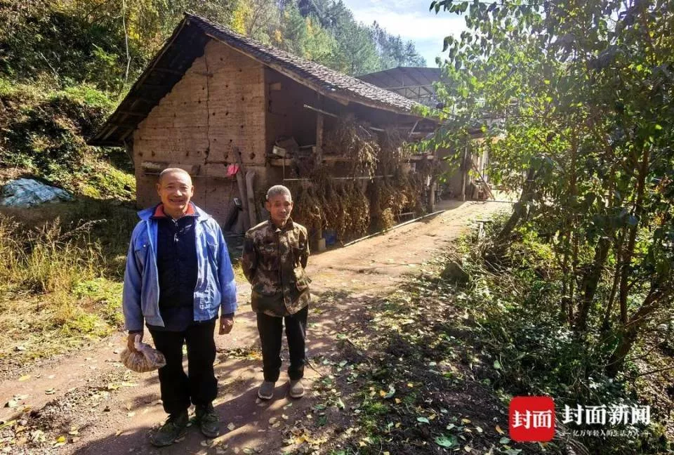 一家三口被亲戚拐卖 30年后父女重聚 人贩子以为“他早死了”