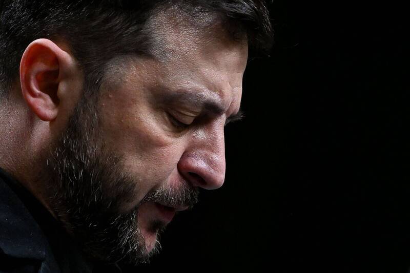 華郵專欄指出，面對前線戰局不利與國內政治危機，烏克蘭總統澤倫斯基可能不得不考慮接受川普提出的和平方案，將其視為「最不壞的選擇」。（法新社資料照）