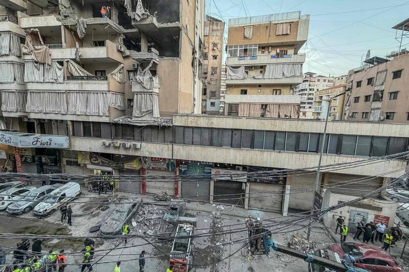 以色列23日对黎巴嫩首都贝鲁特南部郊区1栋公寓大楼发动攻击，为自今年6月以来首次，据传击毙真主党的参谋长。（法新社）