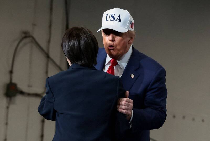 美国总统川普今上午主动致电给日本首相高市早苗。（路透）