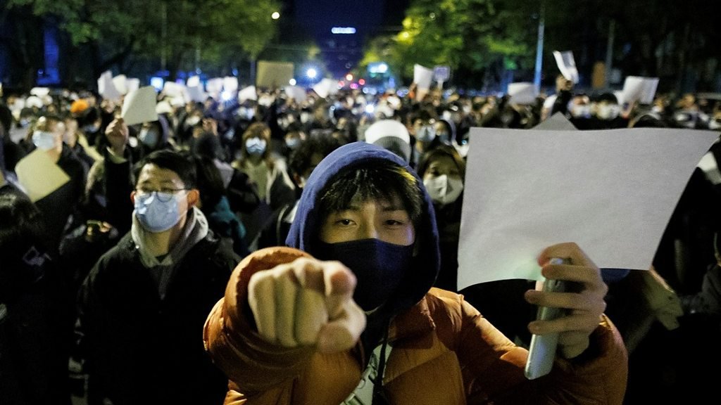 中国多地爆发反封控抗议:民众高举白纸悼念火灾遇难者