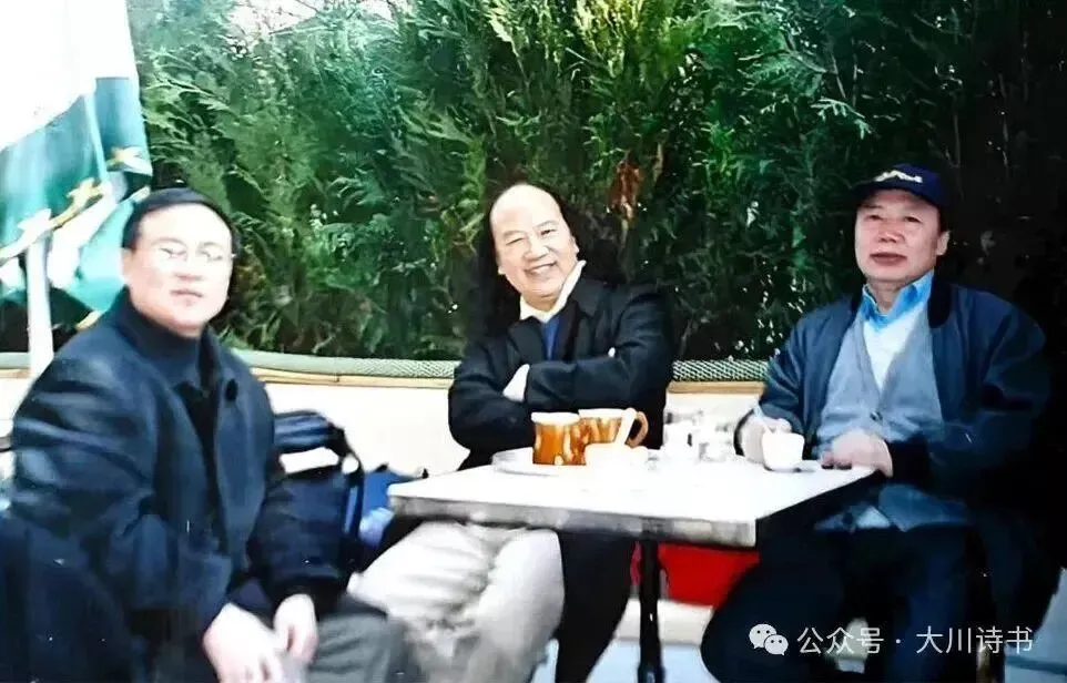 ▲周华君（中）与朋友们在一起