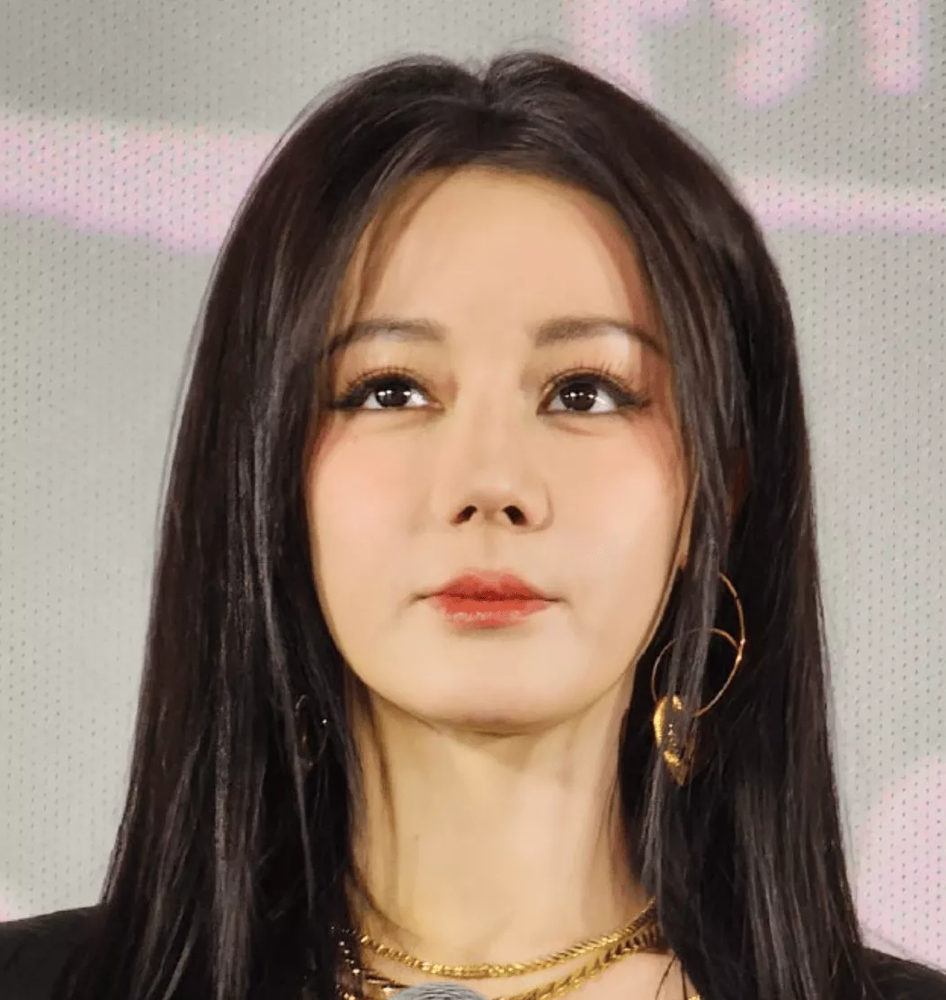 迪丽热巴最新露面状态差,脸部浮肿被质疑医美