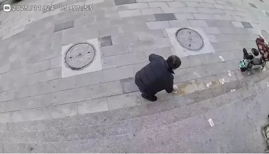 男子5万元现金被风吹散，路人帮忙全部找回