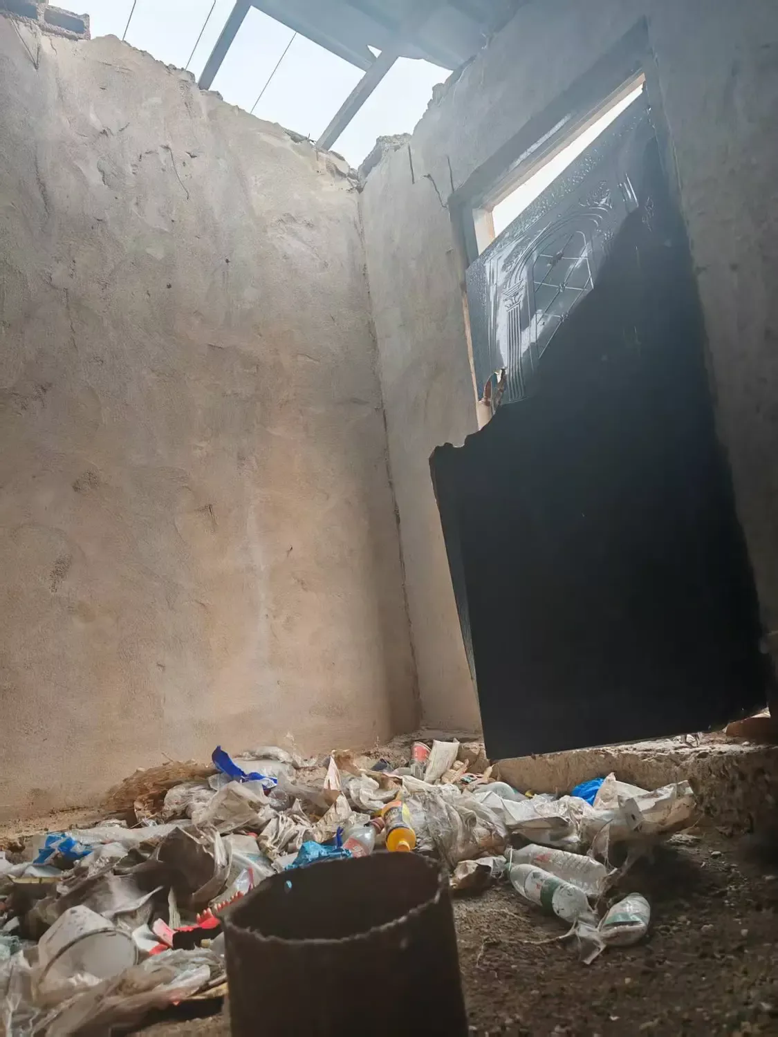 抗旱水源井看护房破败不堪（记者 刘强摄）