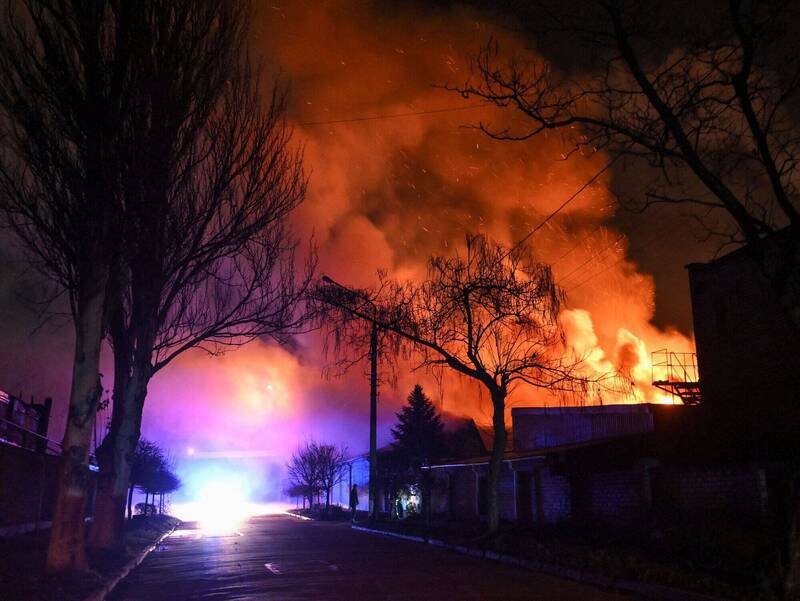 乌克兰札波罗热（Zaporizhzhia）一处街道25日遭俄军无人机袭击，建筑物起火燃烧。路透独家报导揭露，美国推动的和平计划，其关键内容取材自俄罗斯起草的文件。（路透）
