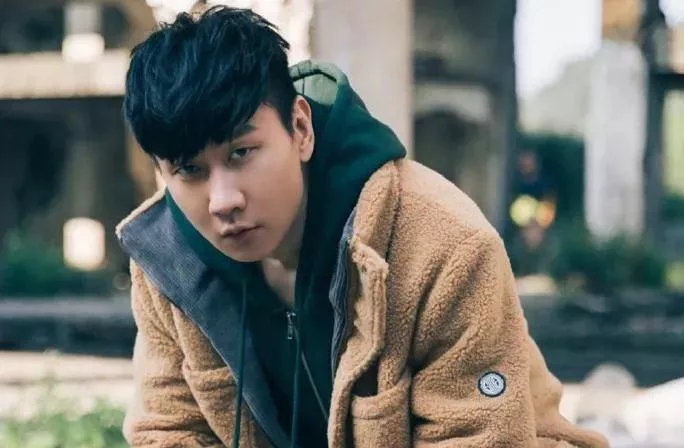 林俊杰女友正脸照曝光,脸僵医美痕迹重