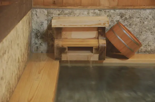 女子带90岁父亲泡温泉 老人猝死 洗浴中心被判赔偿