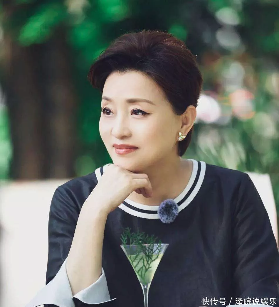 57岁杨澜新加坡近照流出!身材发福打扮贵气