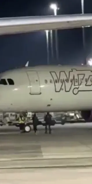 在德国错过登机 两男子砸玻璃、闯安检、拦飞机