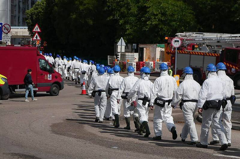 香港警方灾难遇害者辨认组（DVIU）派600名人力进入大楼展开搜证。（法新社）