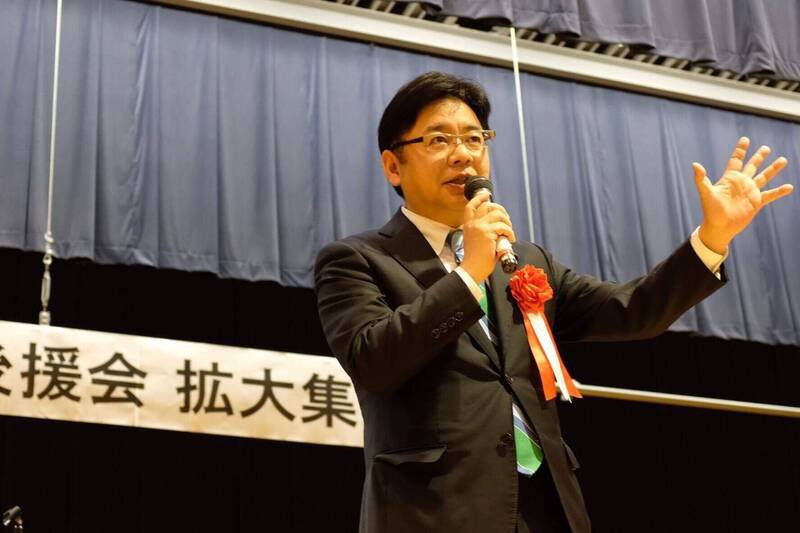 日本厚生劳动大臣上野贤一郎，被爆出政治资金拨款给小酒馆。（图撷自上野贤一郎脸书）