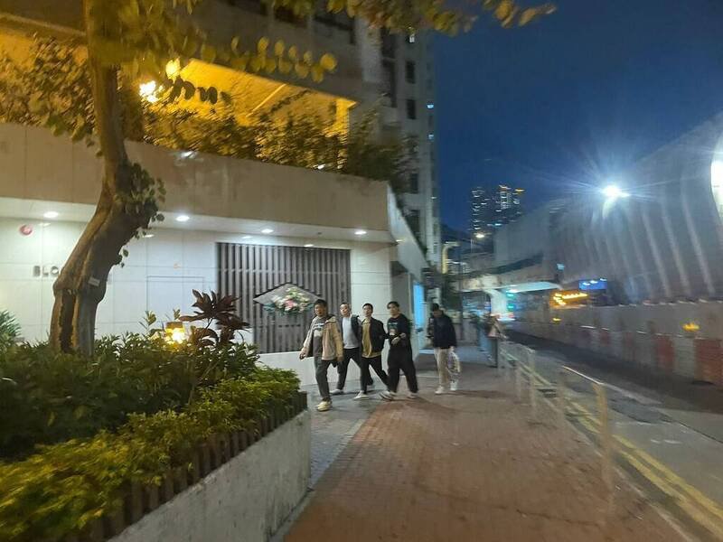 香港大埔宏福苑大火酿成严重伤亡，发起联署要求政府问责的「大埔宏福苑火灾关注组」成员关靖丰（右三），29日遭警方国安处以涉嫌煽动罪名拘捕。（图翻摄香港《独立媒体》脸书帐号）