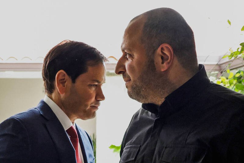 美国国务卿鲁比欧（左）与乌克兰国安顾问乌梅洛夫（右）11月30日在佛州会晤。（路透）