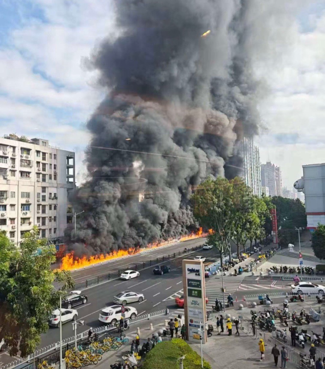 中国广东省广州市沙园地铁站外货车自燃，犹如形成一片「火墙」。（图撷自微博）