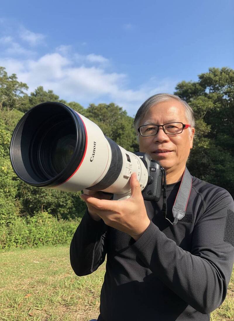 香港补习天王邝士山在地铁偷拍女子裙底风光。（图撷自K Kwong脸书）