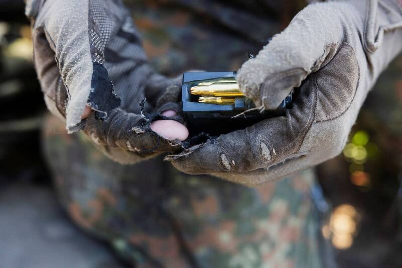 1辆民用卡车上装载原本送往联邦国防军的弹药，竟遭不明人士偷走2万发子弹、烟雾弹等弹药。子弹示意图，与本新闻无关。（路透）