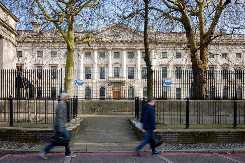 中国打算在英国伦敦市中心皇家铸币厂旧址兴建超级大使馆。图为皇家铸币厂原址上的建物。（彭博）