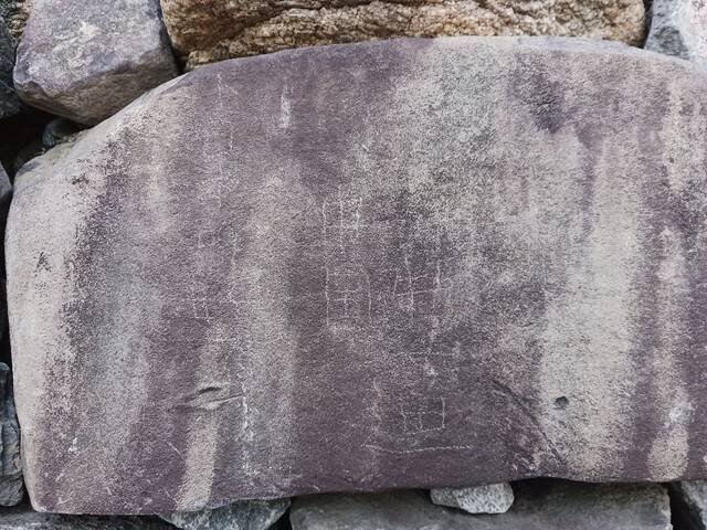 日本香川县高松城的石墙被人涂鸦，日本网友从「小日本」一词推估是中国人所为。（图撷取自「X」）